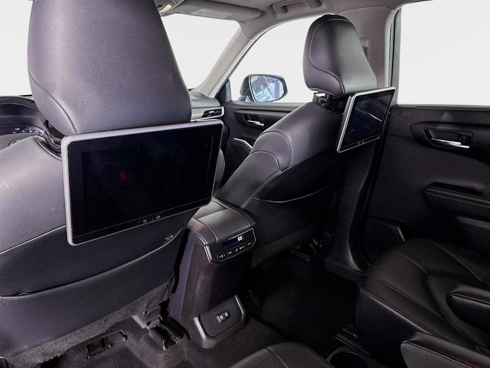 Used 2020 Toyota Highlander XLE image 33