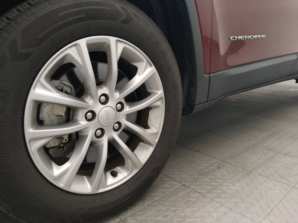 Used 2019 Jeep Cherokee Latitude w/ Popular Appearance Group AWD/4WD image 31