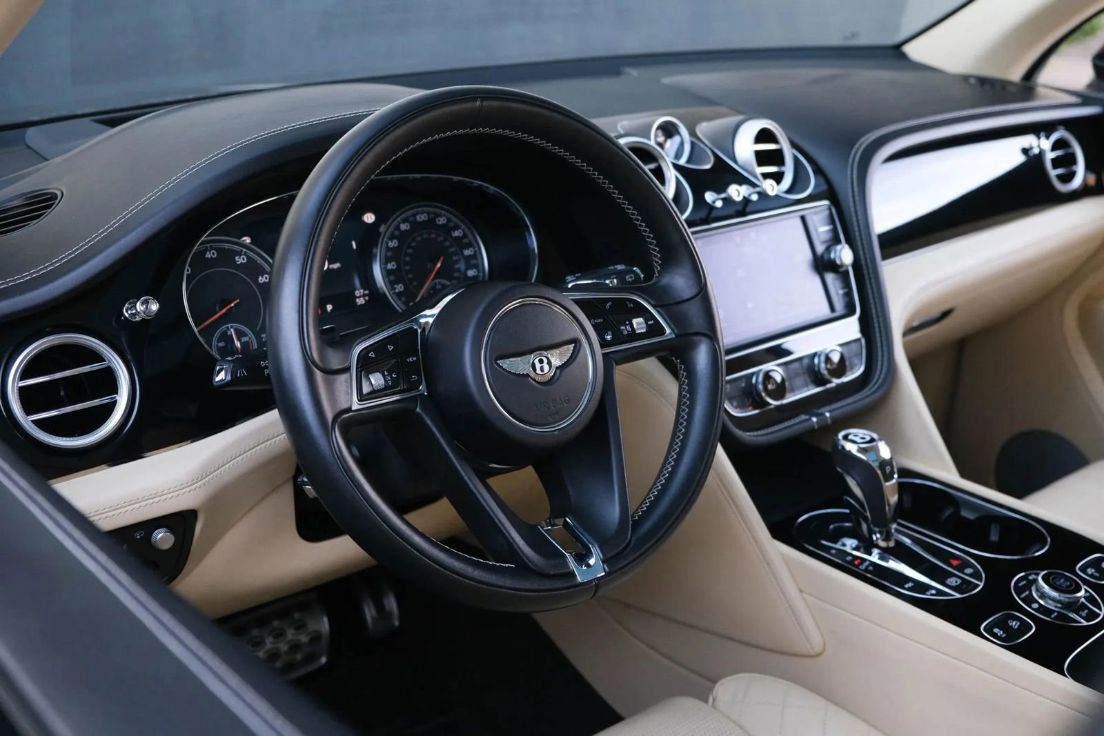 Used 2018 Bentley Bentayga image 25