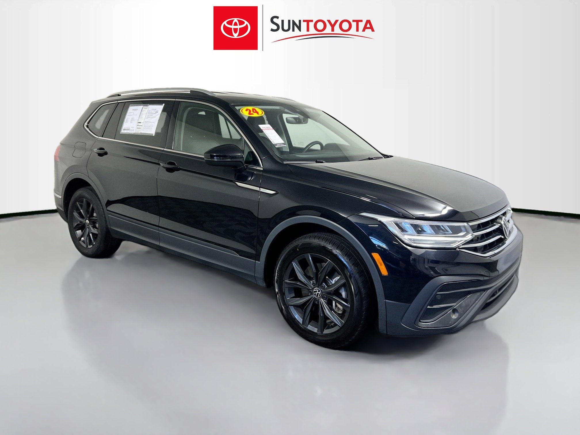 Used 2024 Volkswagen Tiguan SE FWD image 1