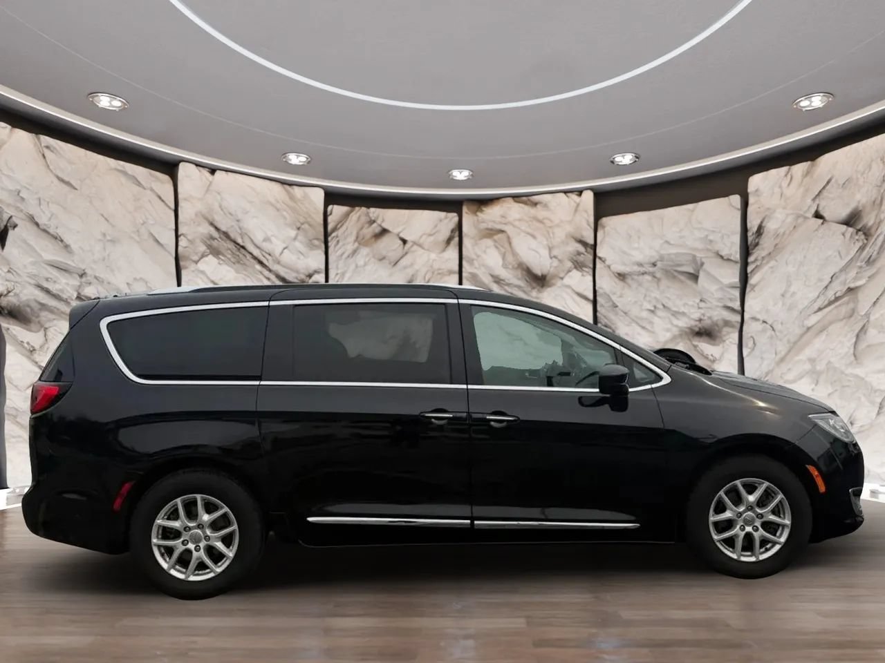 Used 2020 Chrysler Pacifica Touring-L FWD image 8