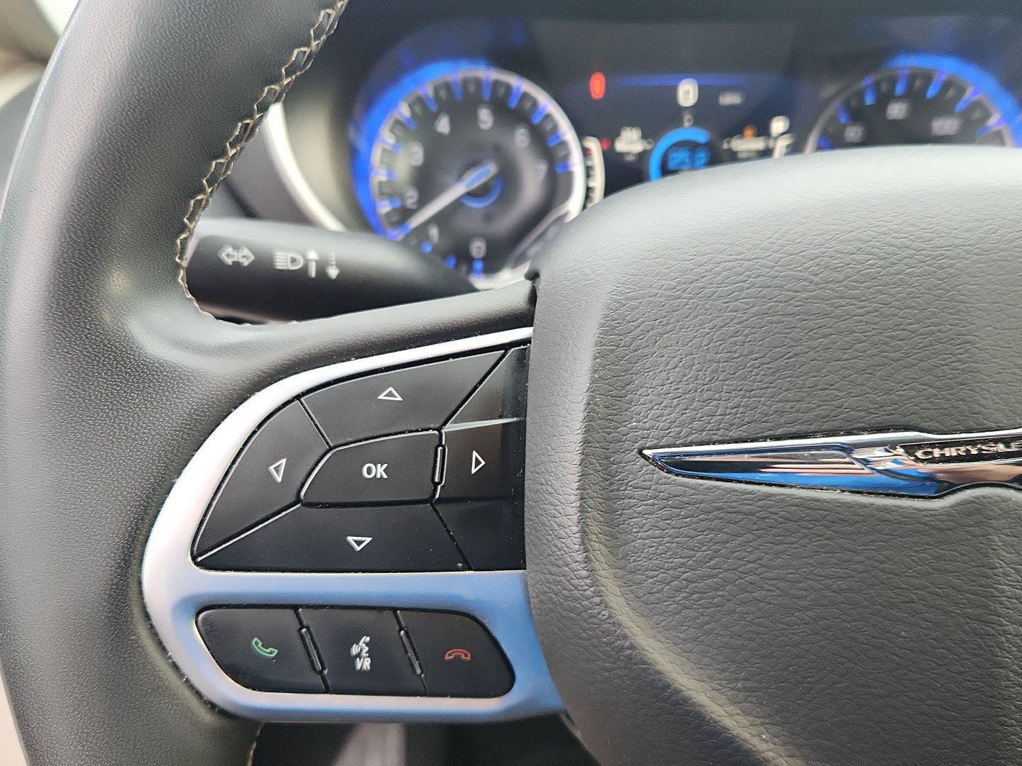 Used 2023 Chrysler Pacifica Touring-L FWD image 20