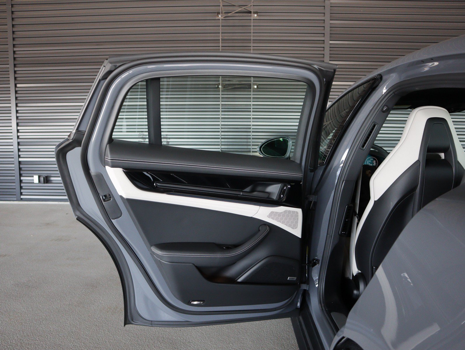 Used 2026 Porsche Panamera image 29