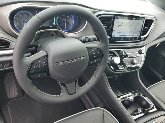 New 2027 Chrysler Pacifica Limited w/ Family Tech Group AWD/4WD image 18