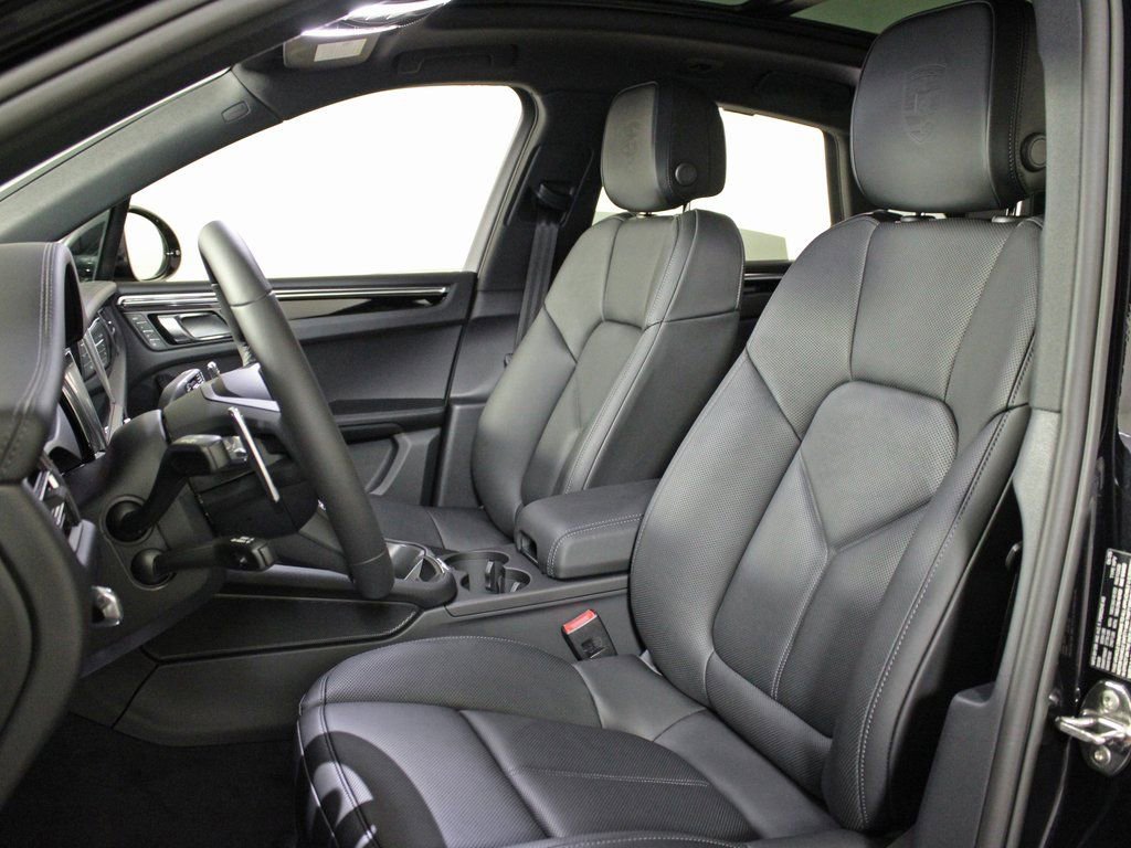 Certified 2025 Porsche Macan Turbo image 5