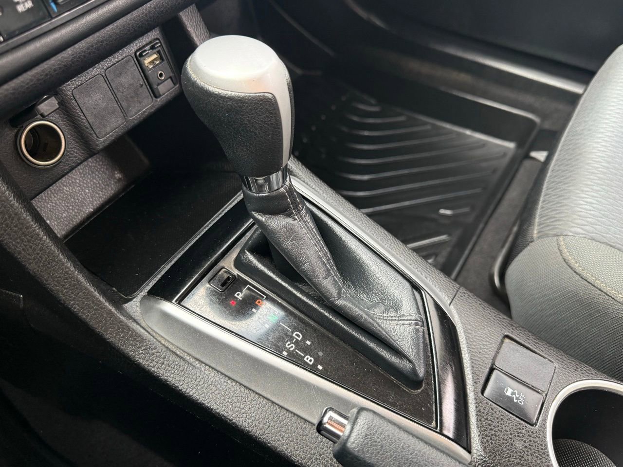 Used 2019 Toyota Corolla LE w/ Carpet Mat Package (TMS) image 16