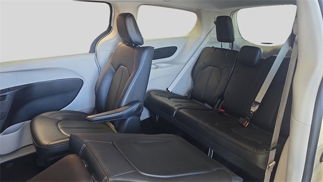 Used 2024 Chrysler Pacifica Select image 19