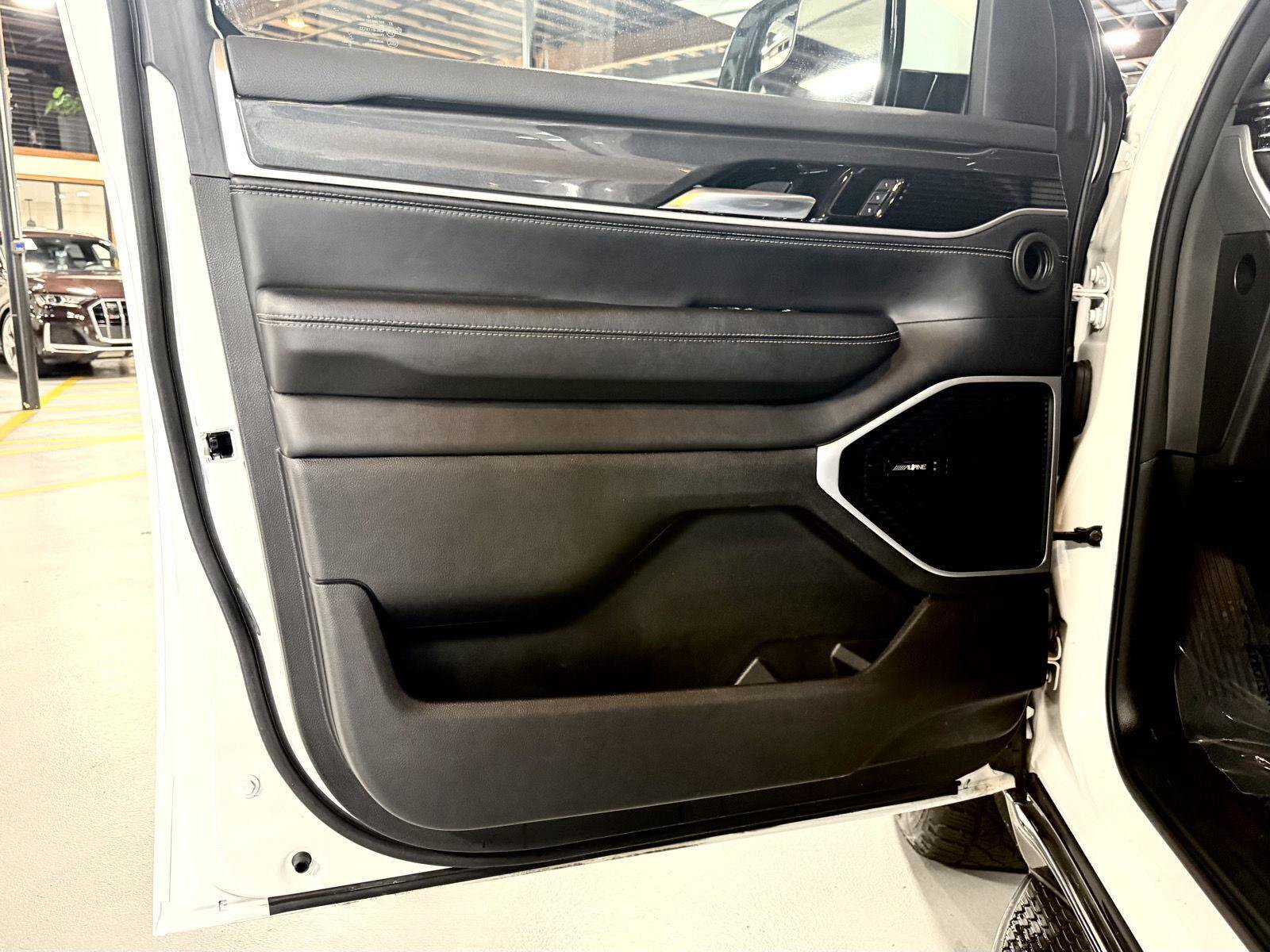 Used 2022 Jeep Wagoneer Series I AWD/4WD image 11
