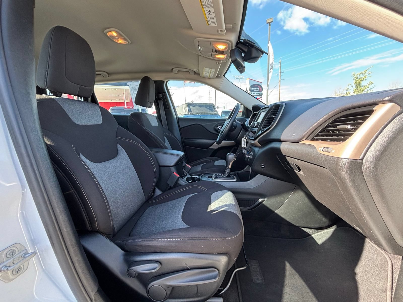 Used 2018 Jeep Cherokee Sport FWD image 21