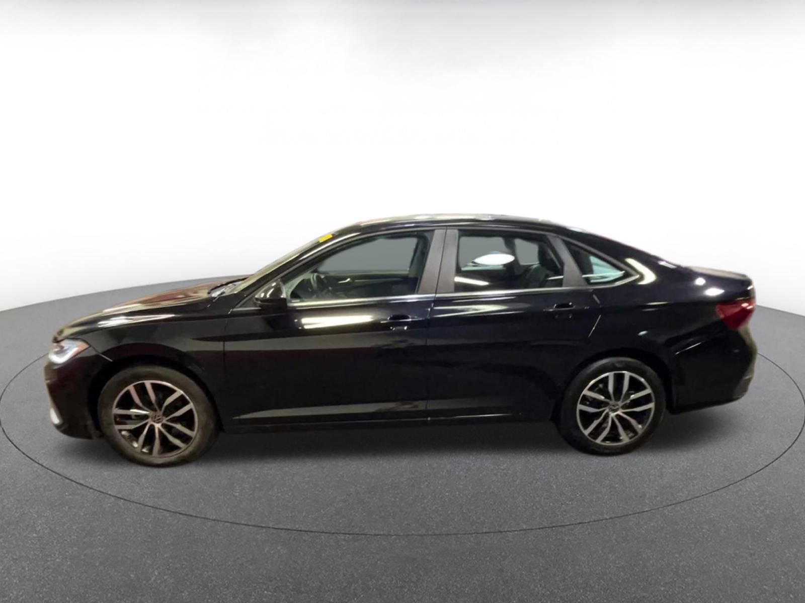 Used 2025 Volkswagen Jetta SE image 9