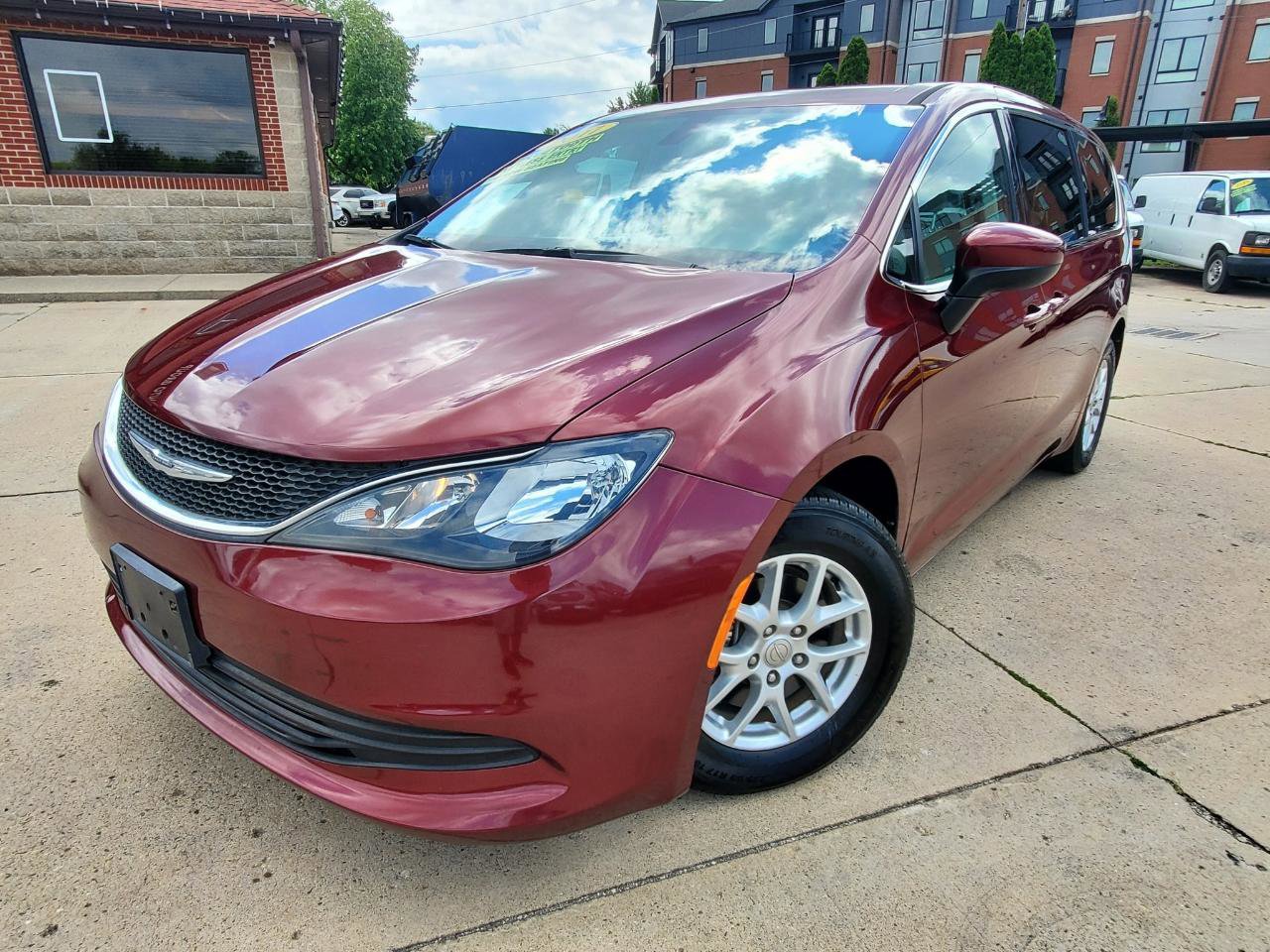 Used 2017 Chrysler Pacifica Touring image 3