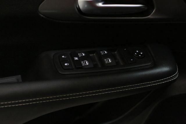 Used 2025 Chrysler Pacifica Select image 12