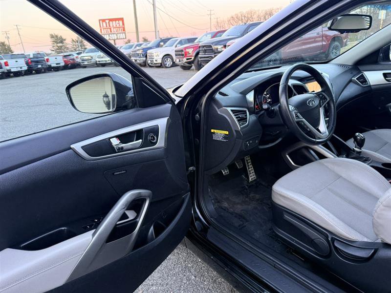 Used 2013 Hyundai Veloster w/ Style Pkg image 20