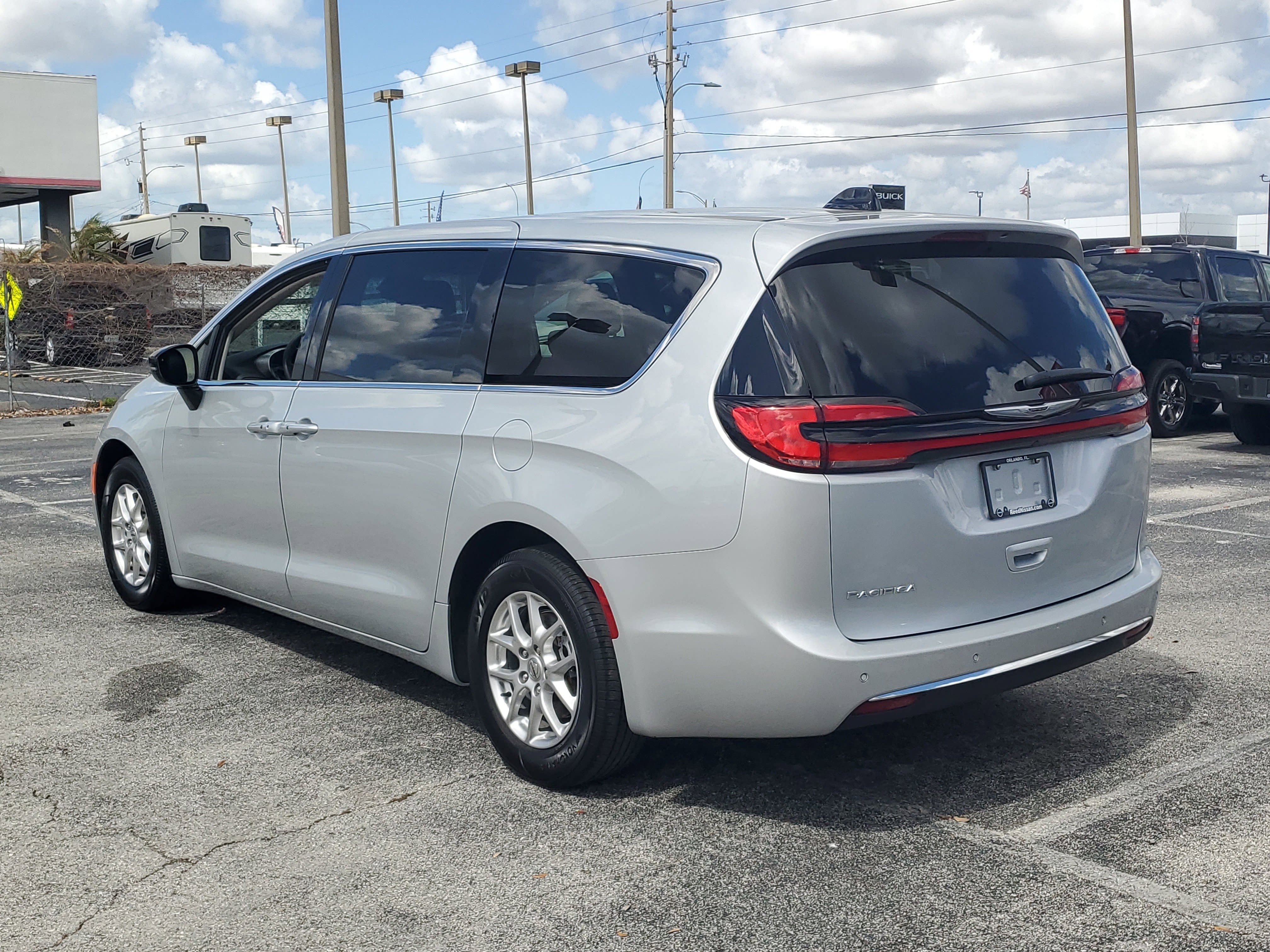 Used 2024 Chrysler Pacifica Touring-L FWD image 6