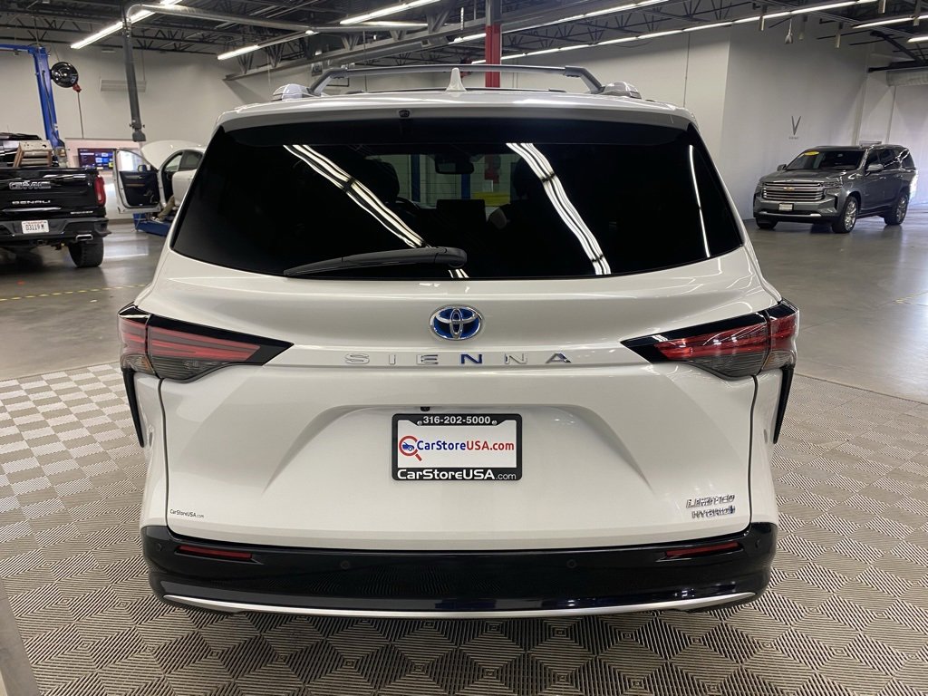 Used 2022 Toyota Sienna Limited image 9