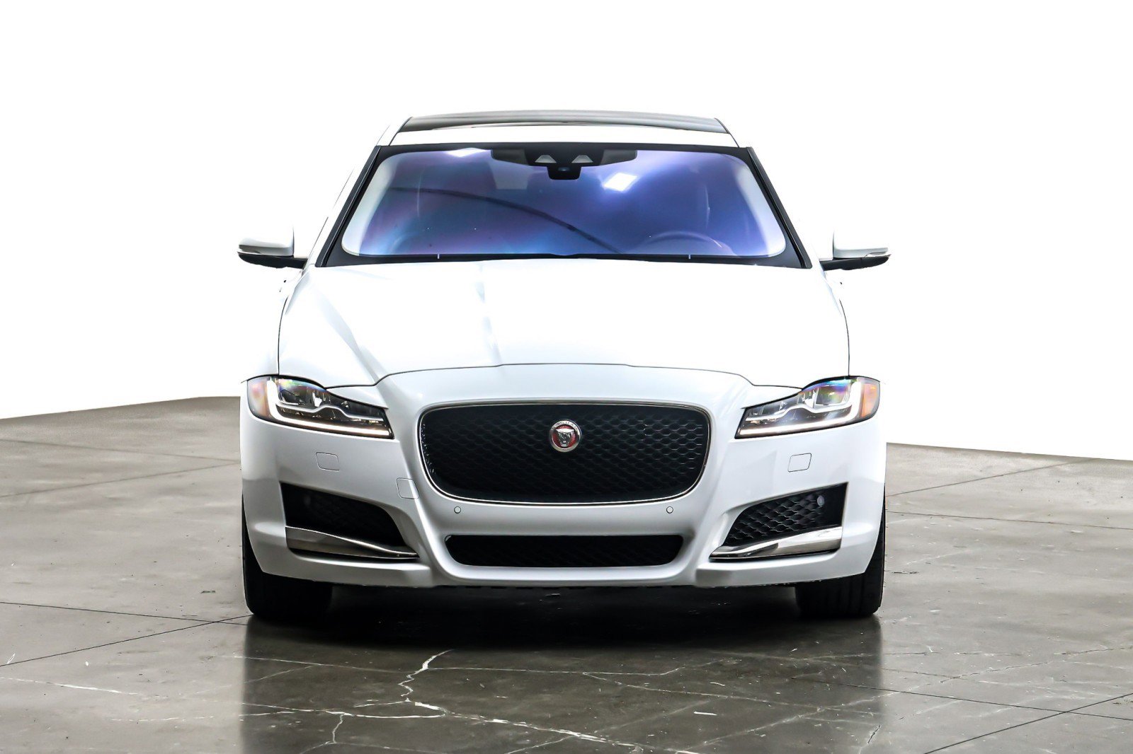 Used 2017 Jaguar XF Premium image 3