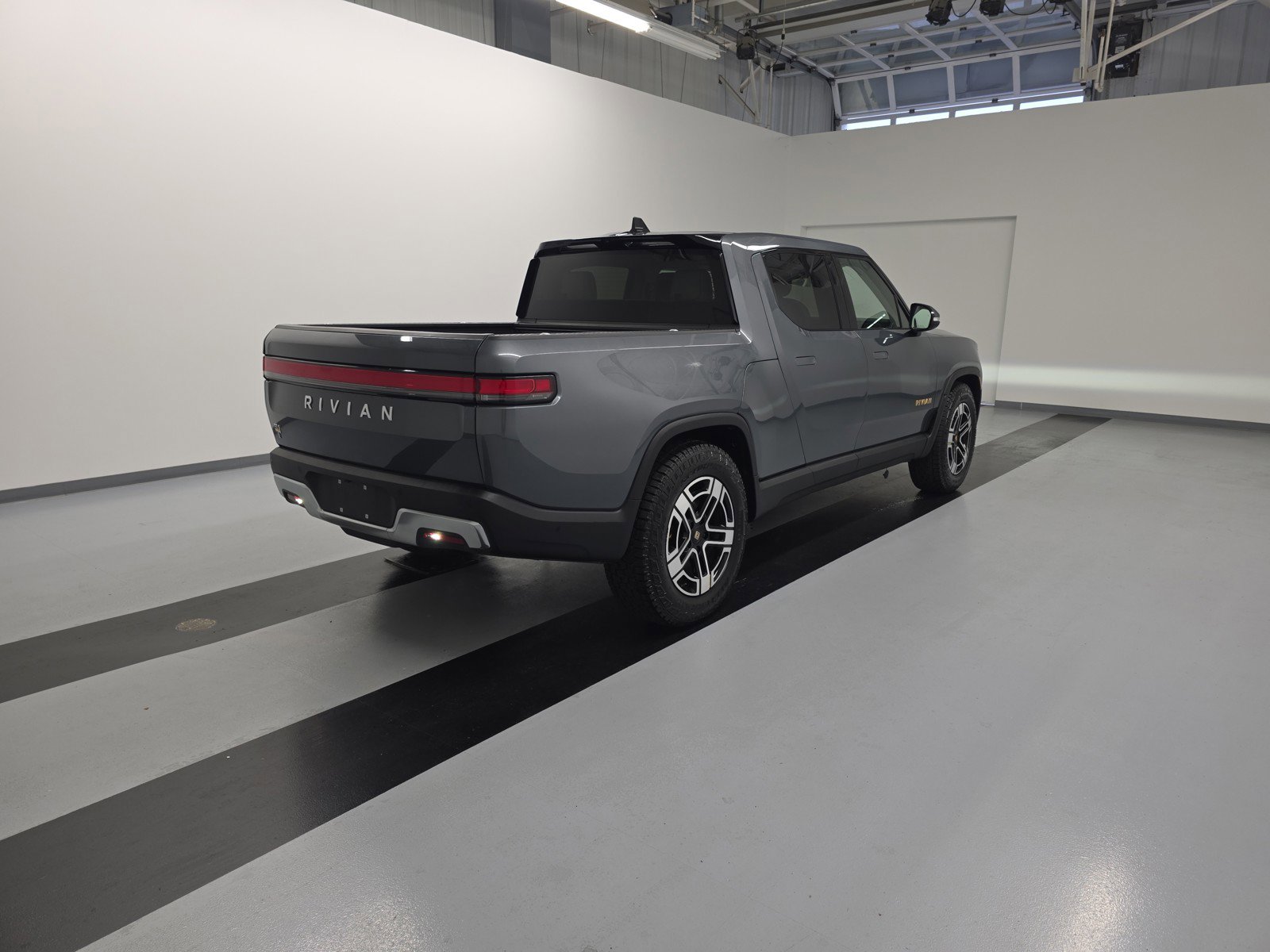 Used 2023 Rivian R1T Adventure image 5