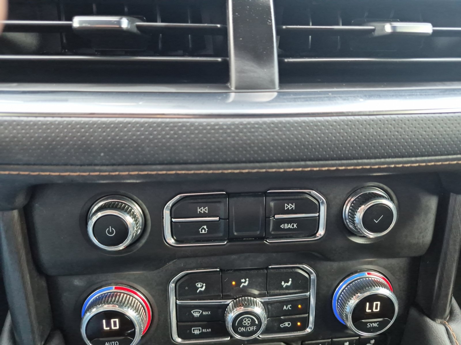 Used 2024 GMC Yukon XL AT4 w/ AT4 Premium Plus Package AWD/4WD image 16