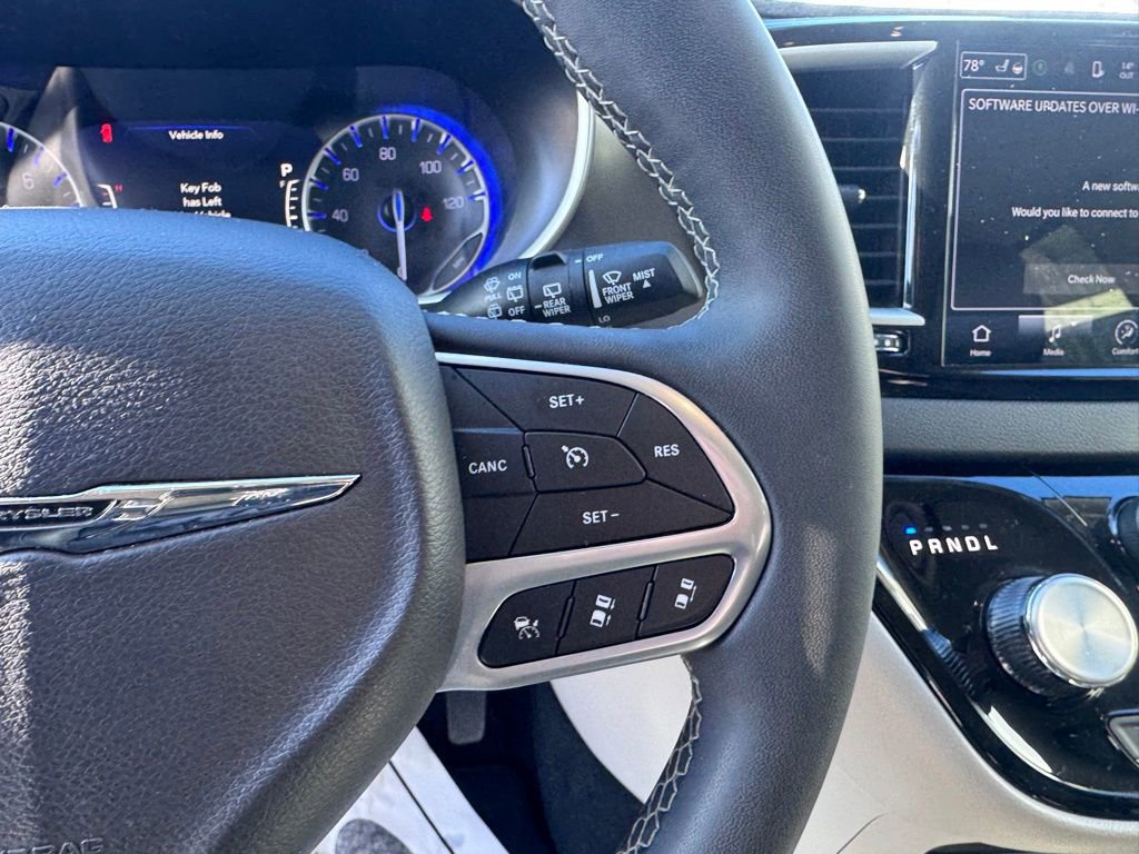 Used 2024 Chrysler Pacifica Touring-L image 16