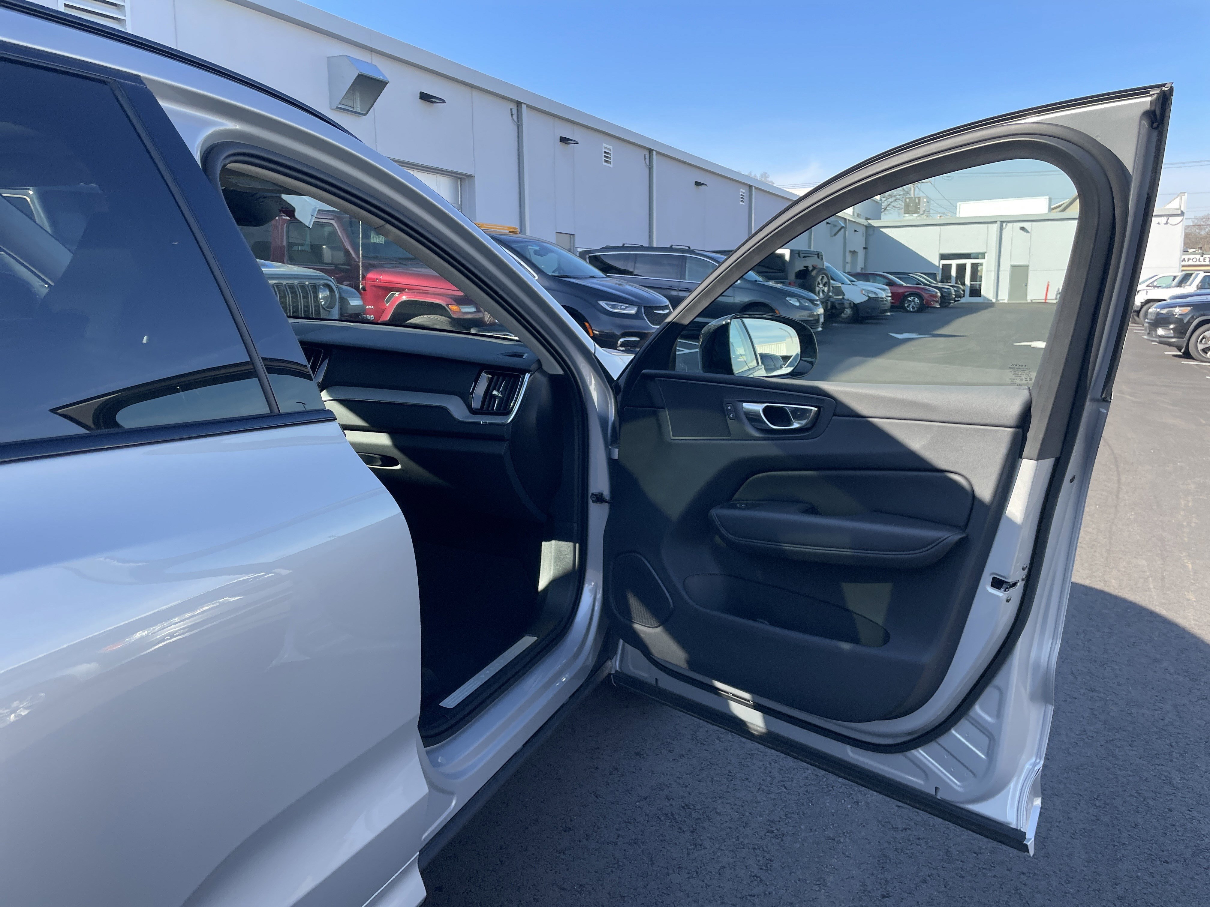 Used 2025 Volvo XC60 B5 Plus image 8