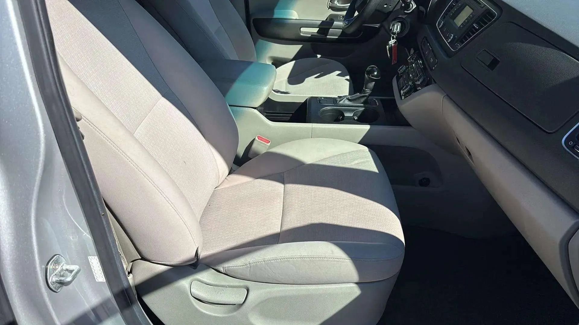 Used 2017 Kia Sedona LX image 22