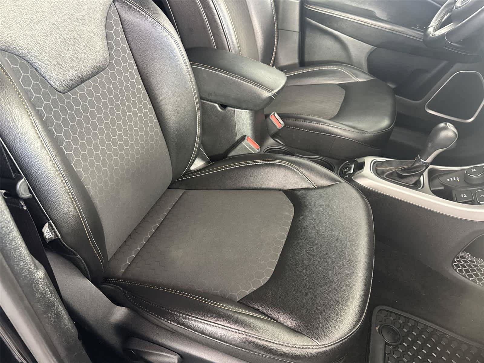 Used 2019 Jeep Compass Latitude w/ Cold Weather Group AWD/4WD image 14