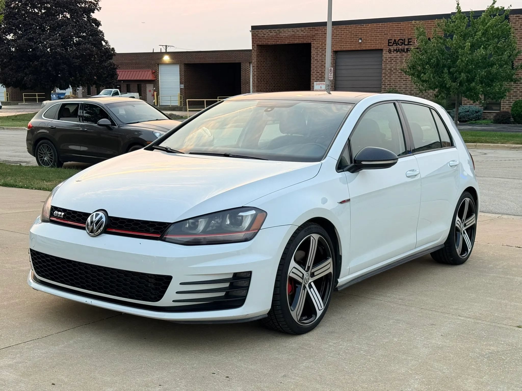 Used 2015 Volkswagen Golf 4-Door FWD image 1