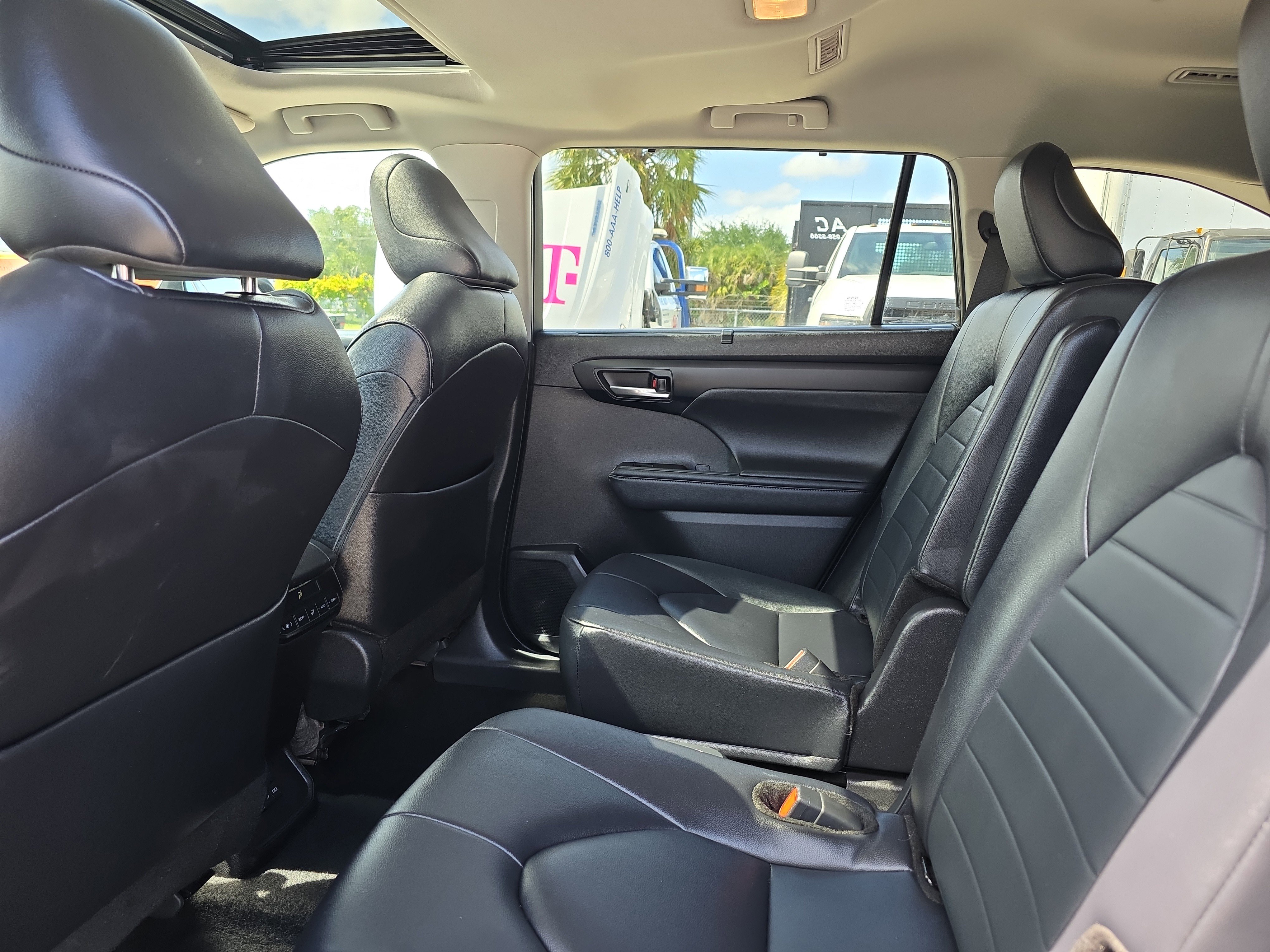 Used 2024 Toyota Highlander XLE FWD image 16