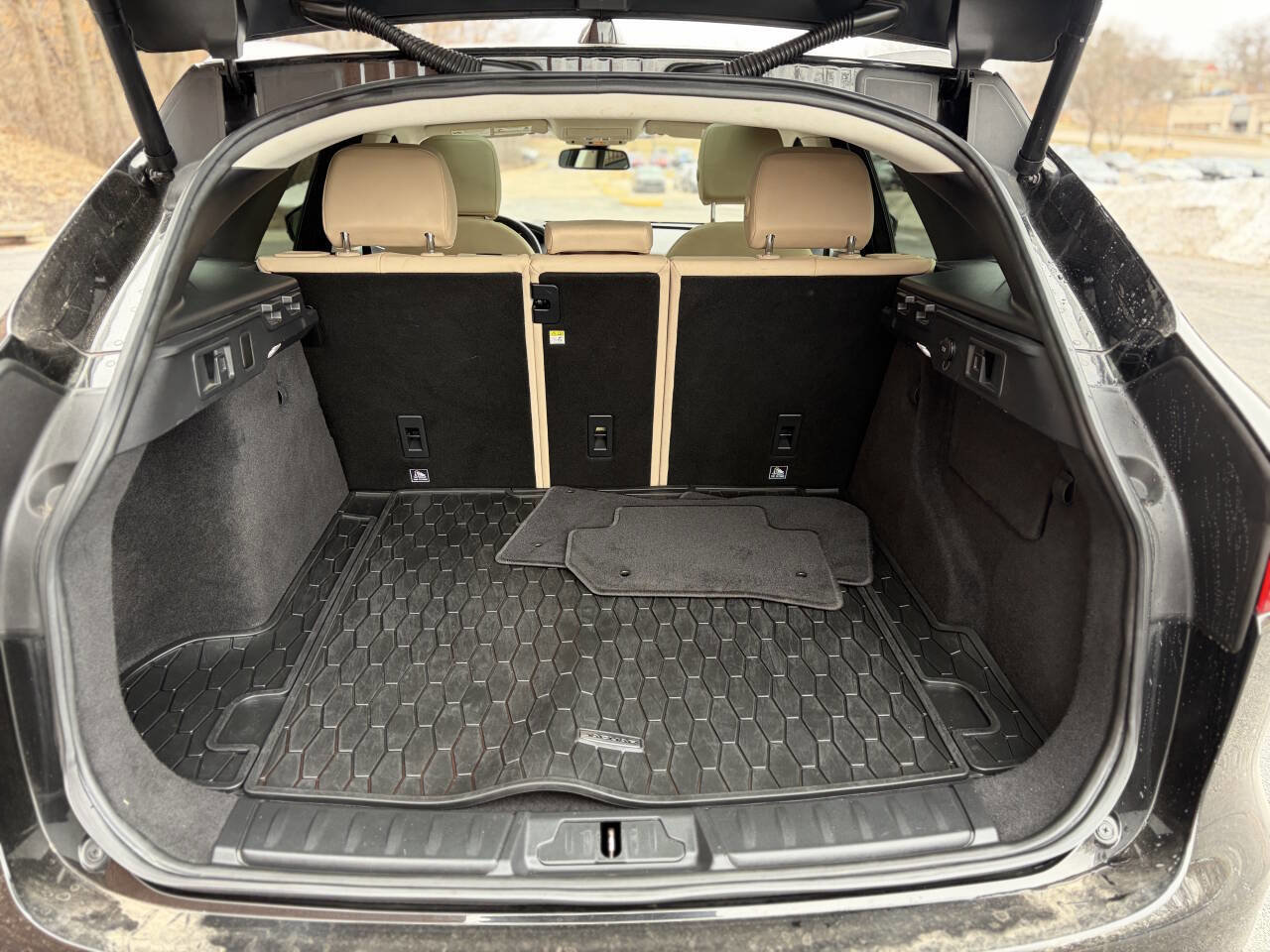 Used 2018 Jaguar F-PACE Premium image 21