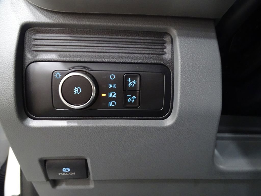 Used 2023 Ford F550 4x4 Regular Cab Super Duty image 14