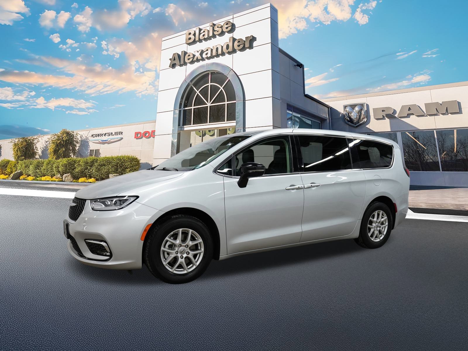Used 2024 Chrysler Pacifica Touring-L FWD image 12