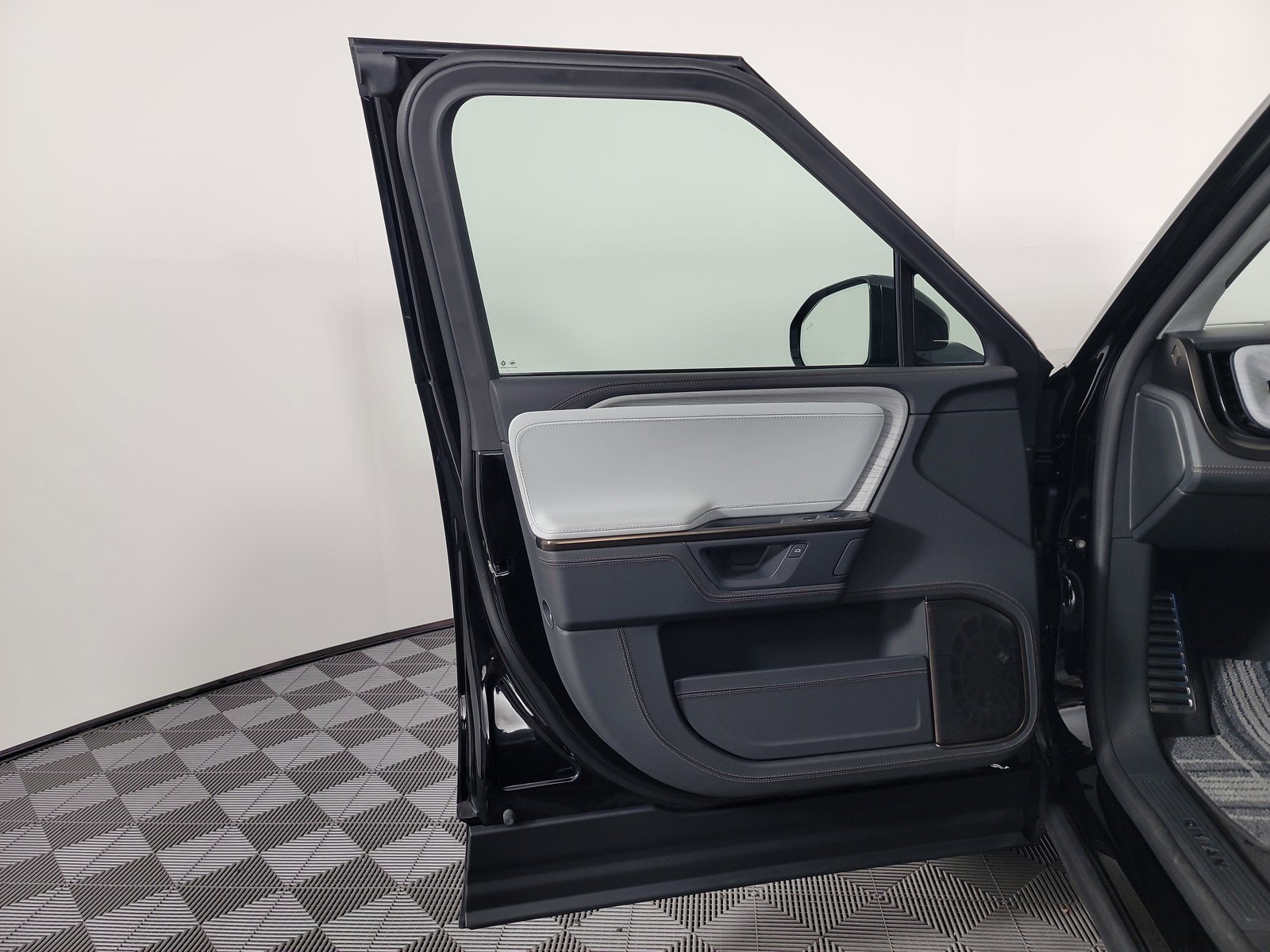 Used 2025 Rivian R1S Premium image 16