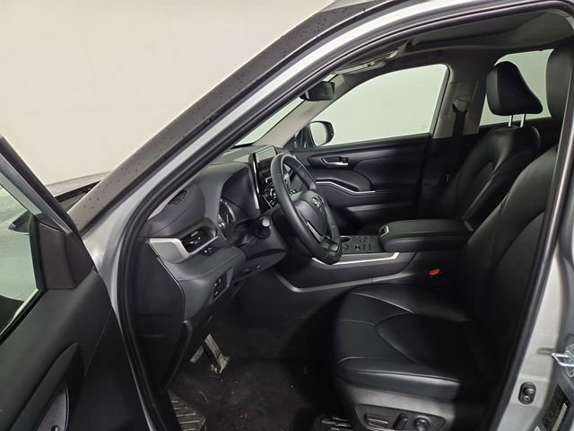 Used 2025 Toyota Highlander XLE AWD/4WD image 12