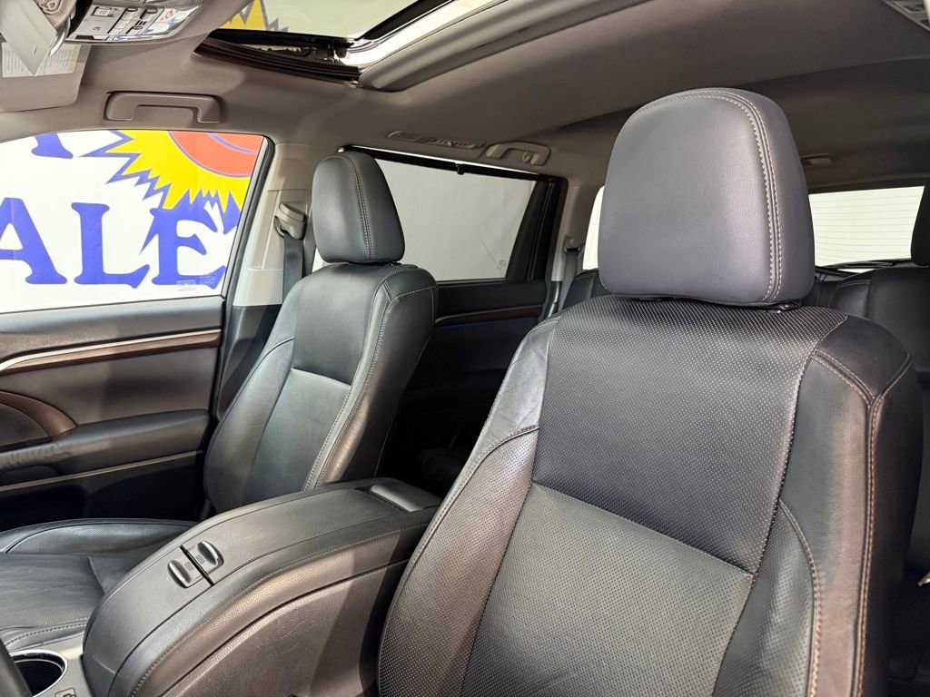 Used 2014 Toyota Highlander Limited w/ Driver Technology Package image 9