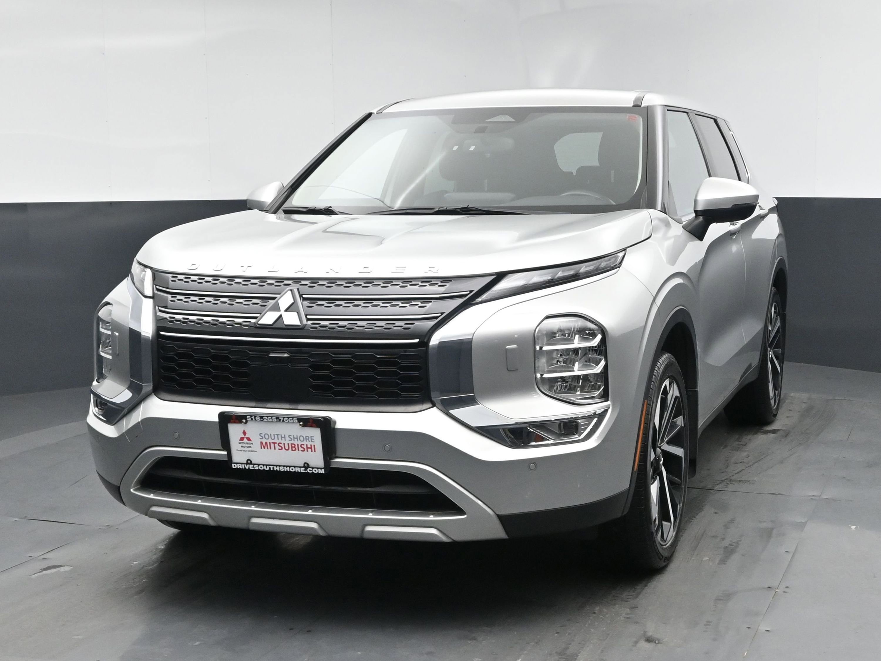 Used 2023 Mitsubishi Outlander SE image 1