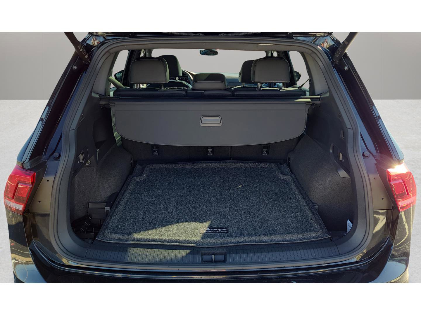 Used 2024 Volkswagen Tiguan SEL R-Line image 26