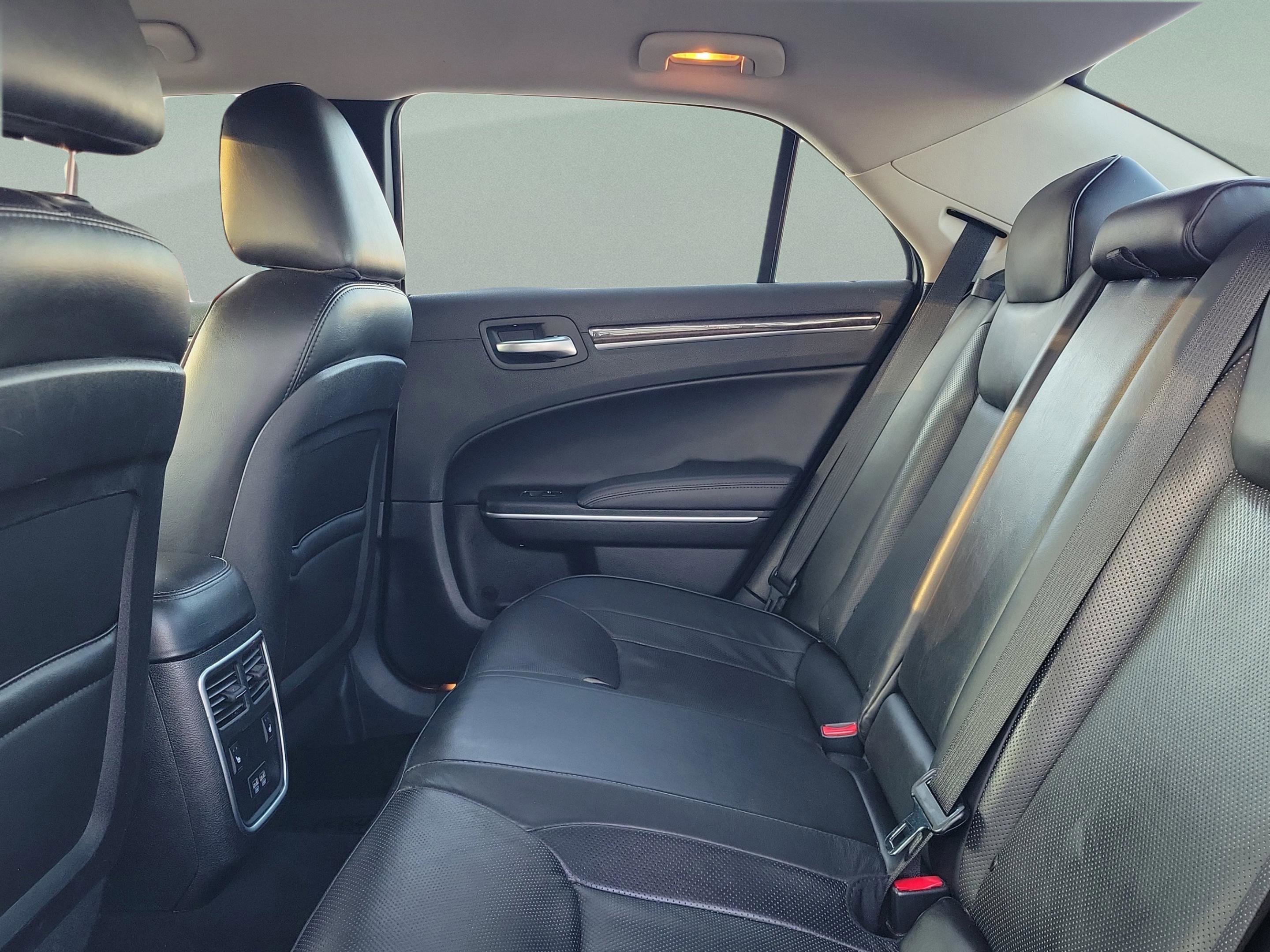 Used 2019 Chrysler 300 Limited image 9