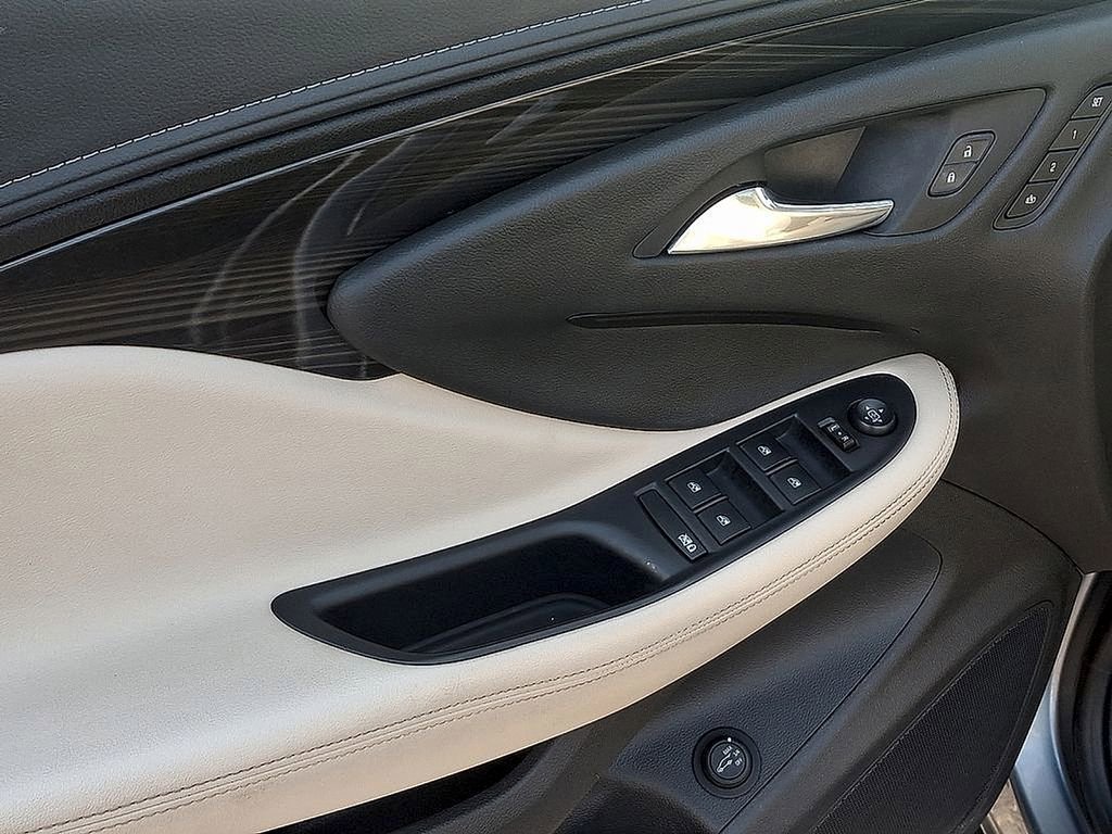 Used 2020 Buick Envision Essence image 12