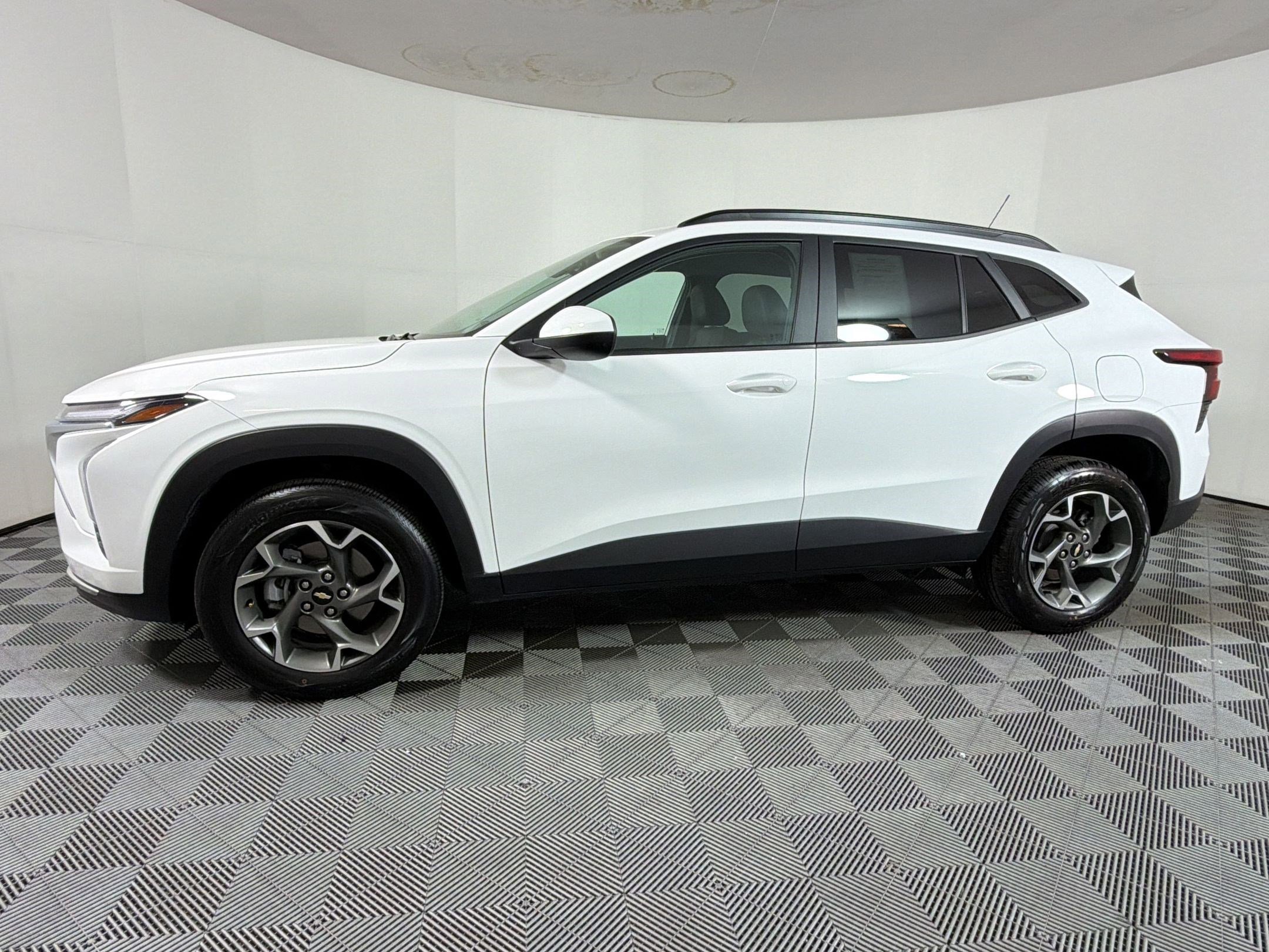 Used 2024 Chevrolet Trax LT FWD image 2