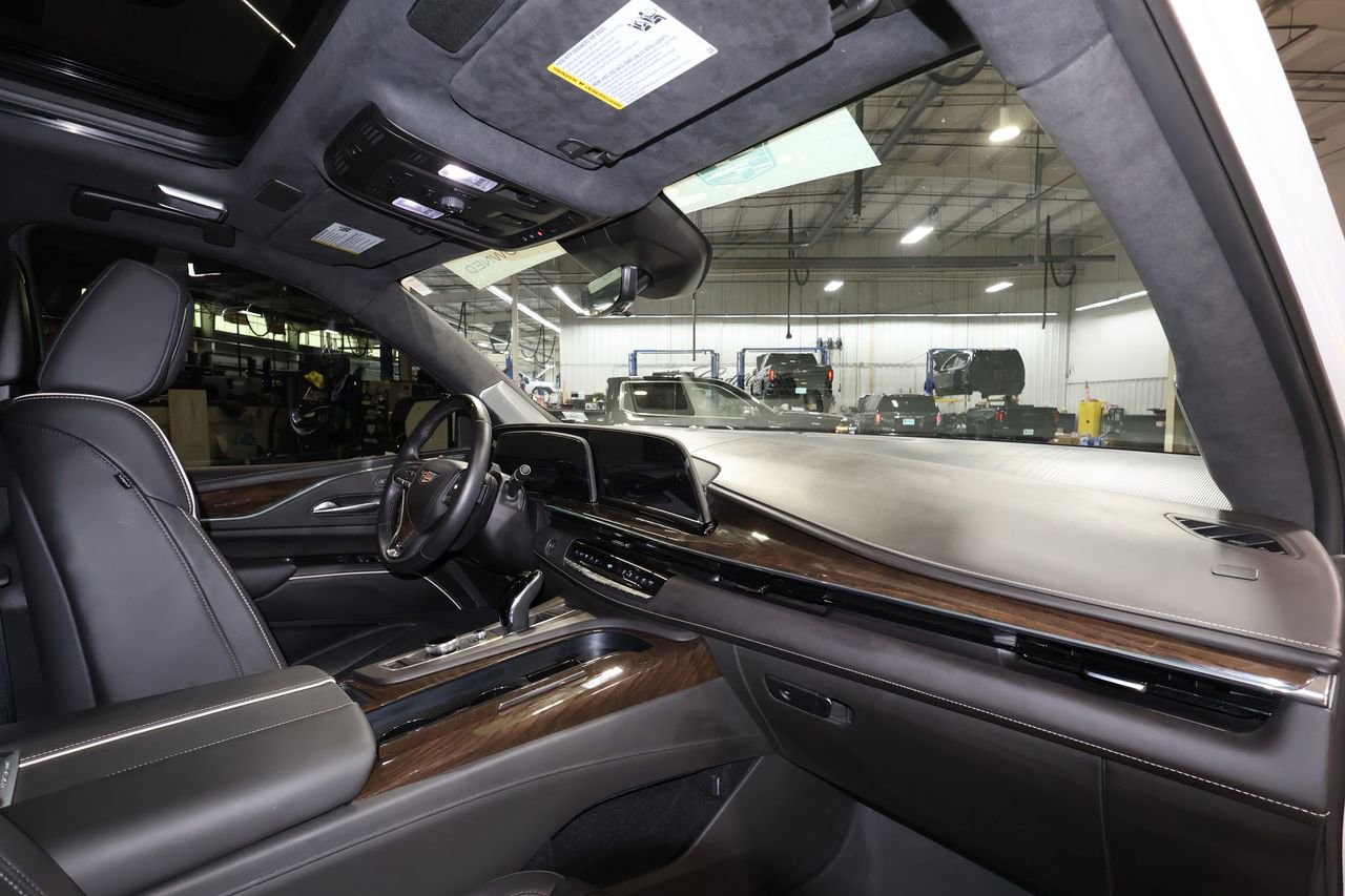 Certified 2024 Cadillac Escalade ESV Sport Platinum w/ LPO, ONYX Package AWD/4WD image 31