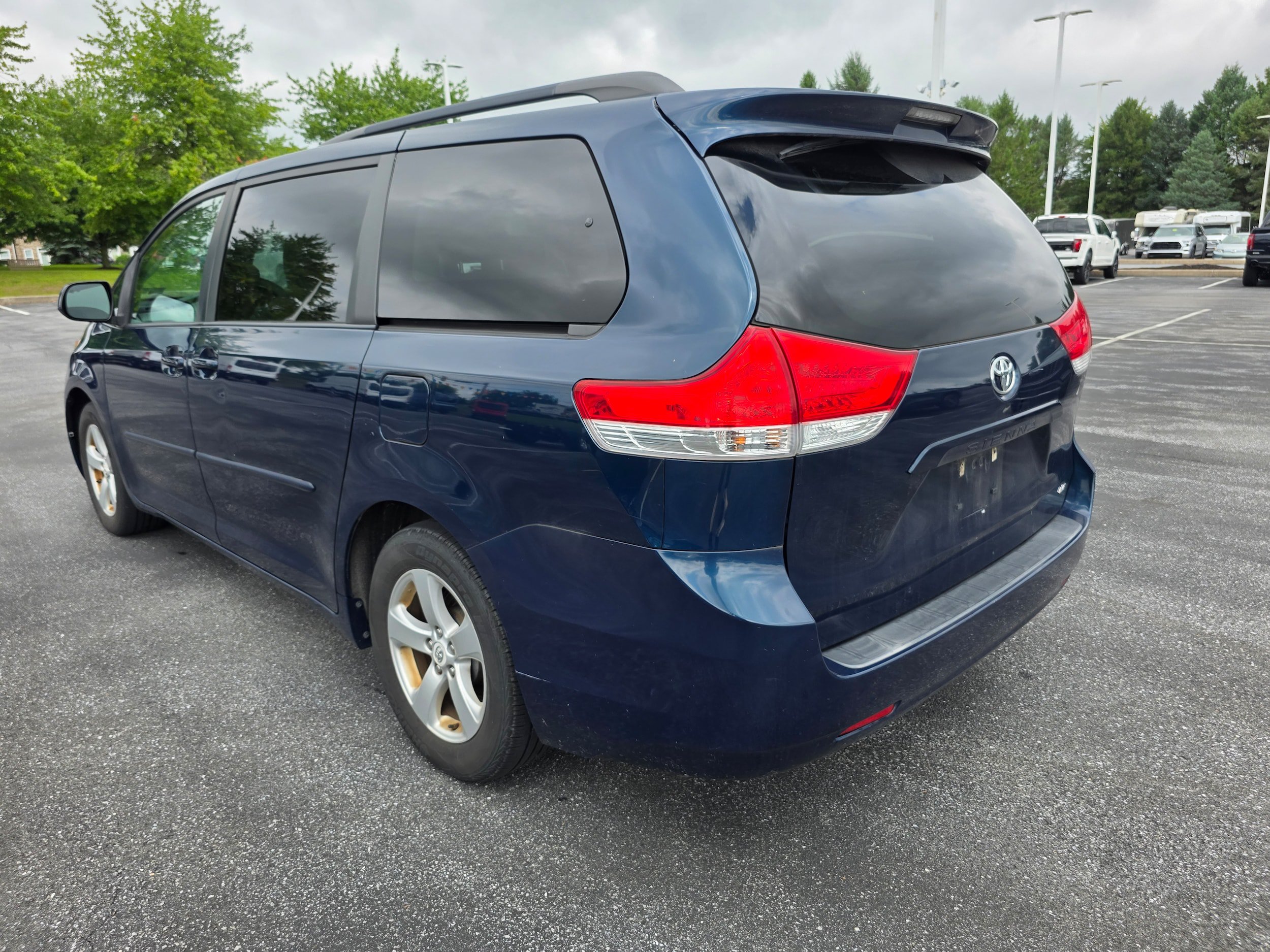 Used 2012 Toyota Sienna LE w/ Towing Pkg FWD image 3