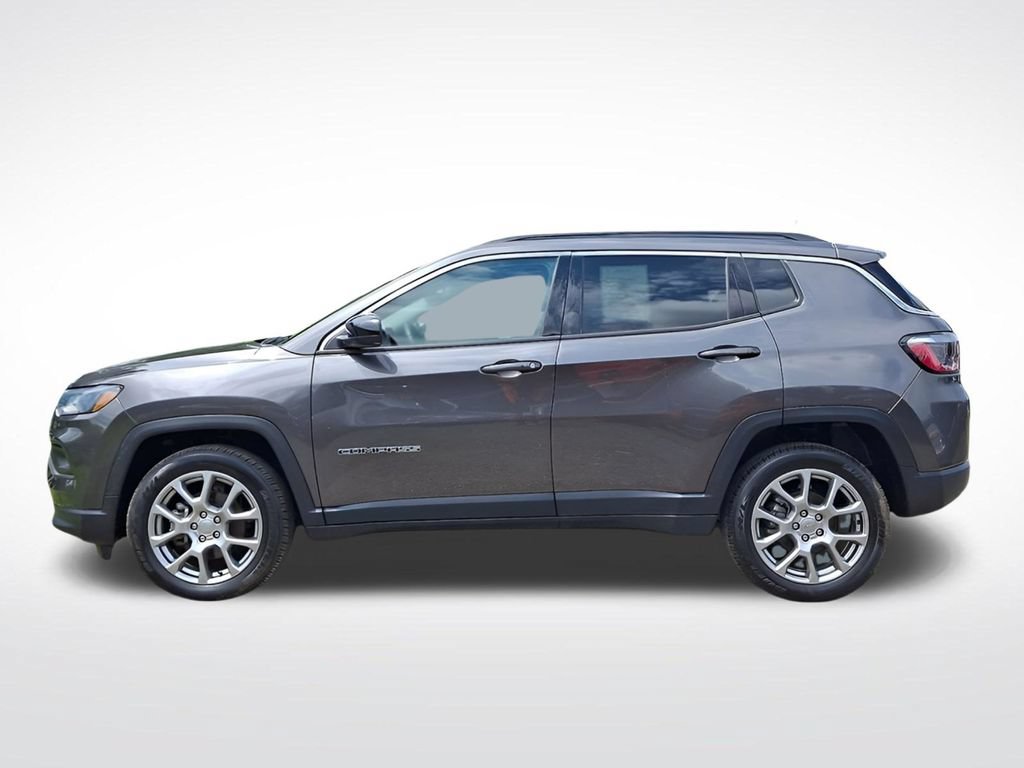 Used 2022 Jeep Compass Latitude w/ Sun and Sound Group AWD/4WD image 7