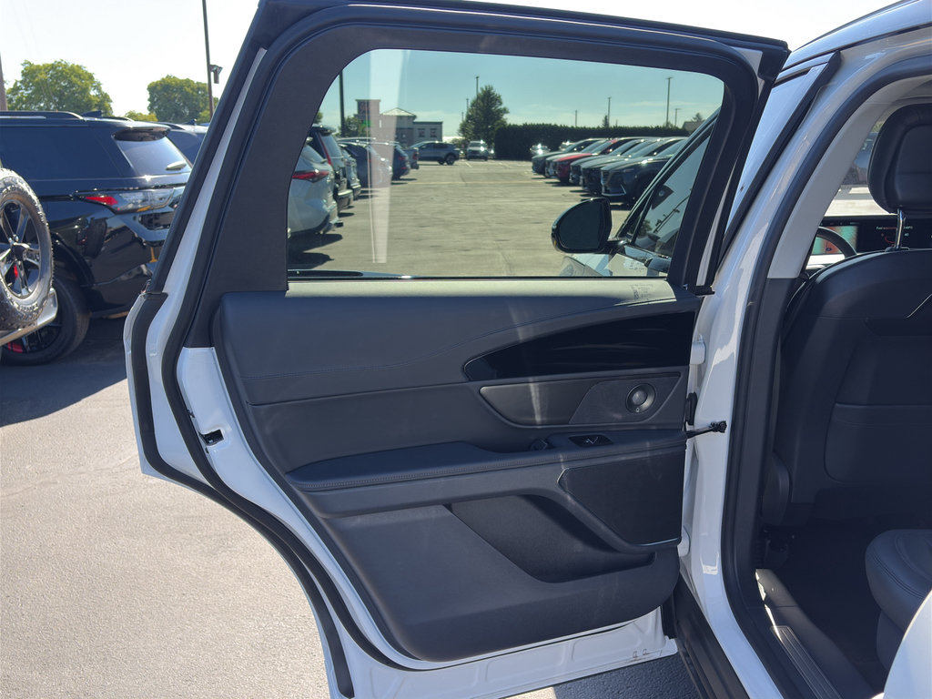 Used 2026 Lincoln Nautilus Reserve AWD/4WD image 13