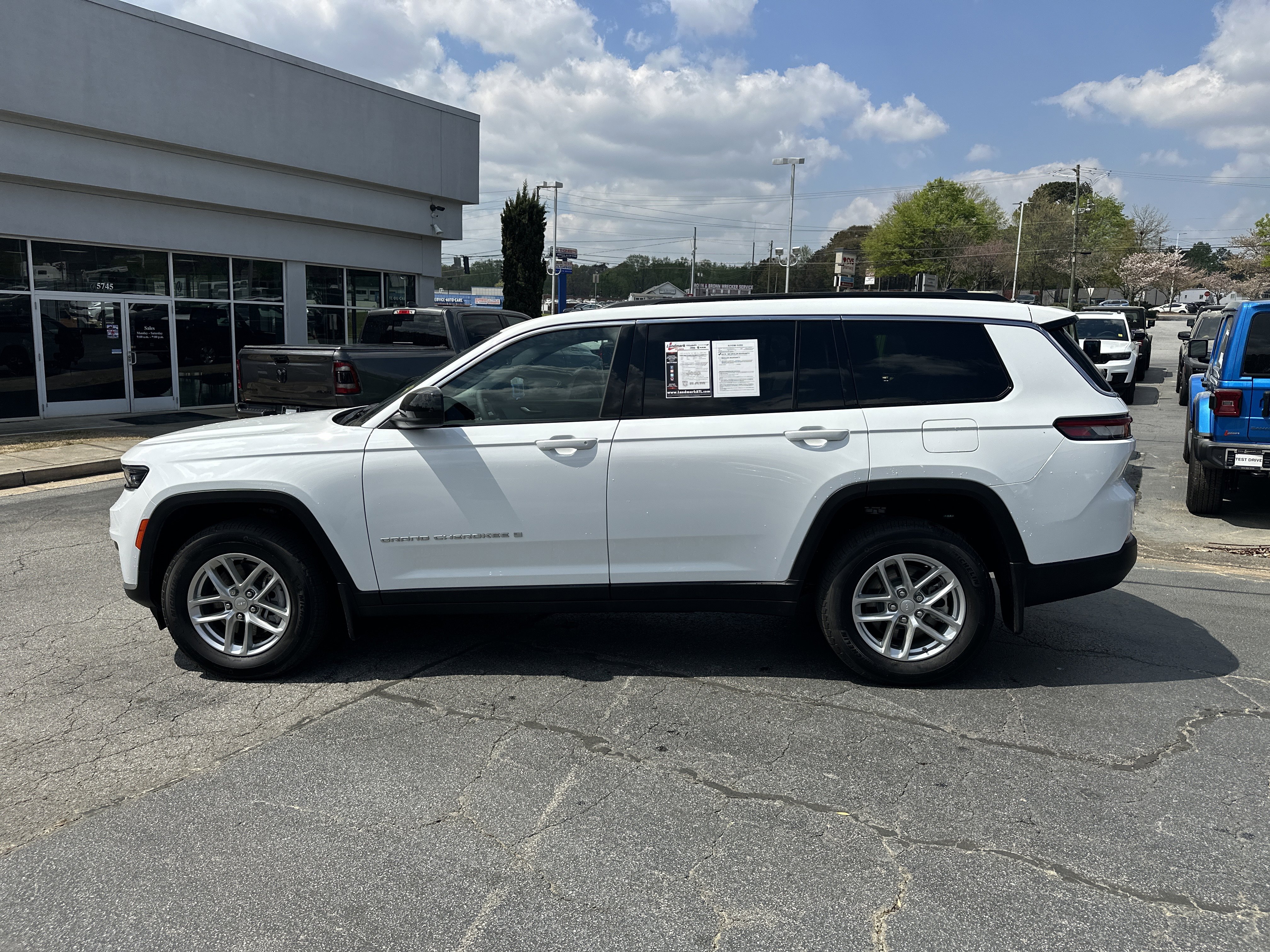 Used 2025 Jeep Grand Cherokee L Laredo image 8
