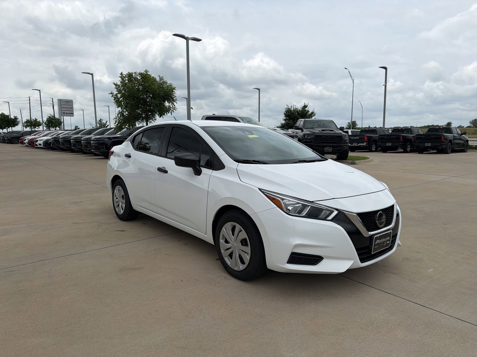 Used 2022 Nissan Versa S FWD image 7