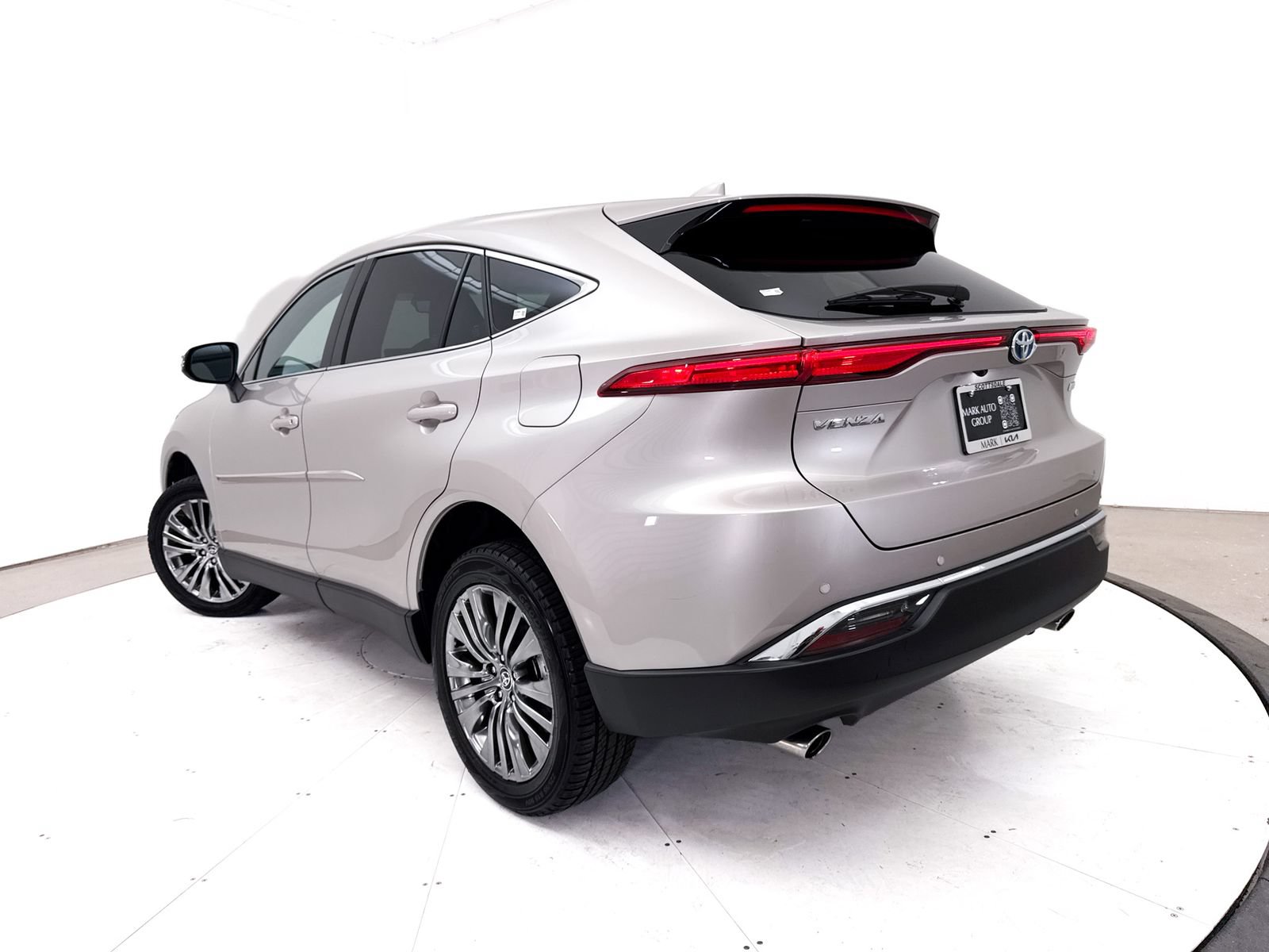 Used 2023 Toyota Venza Limited AWD/4WD image 2
