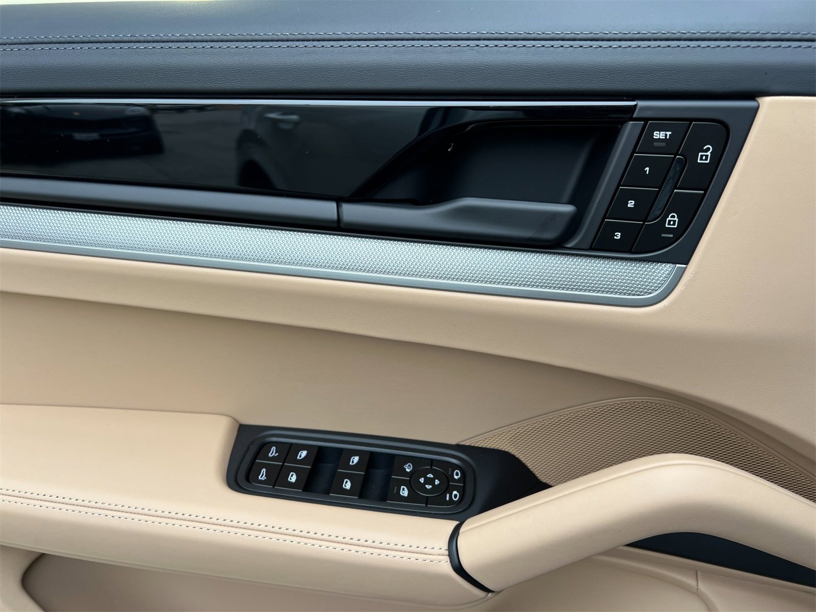 New 2025 Porsche Cayenne Coupe image 12