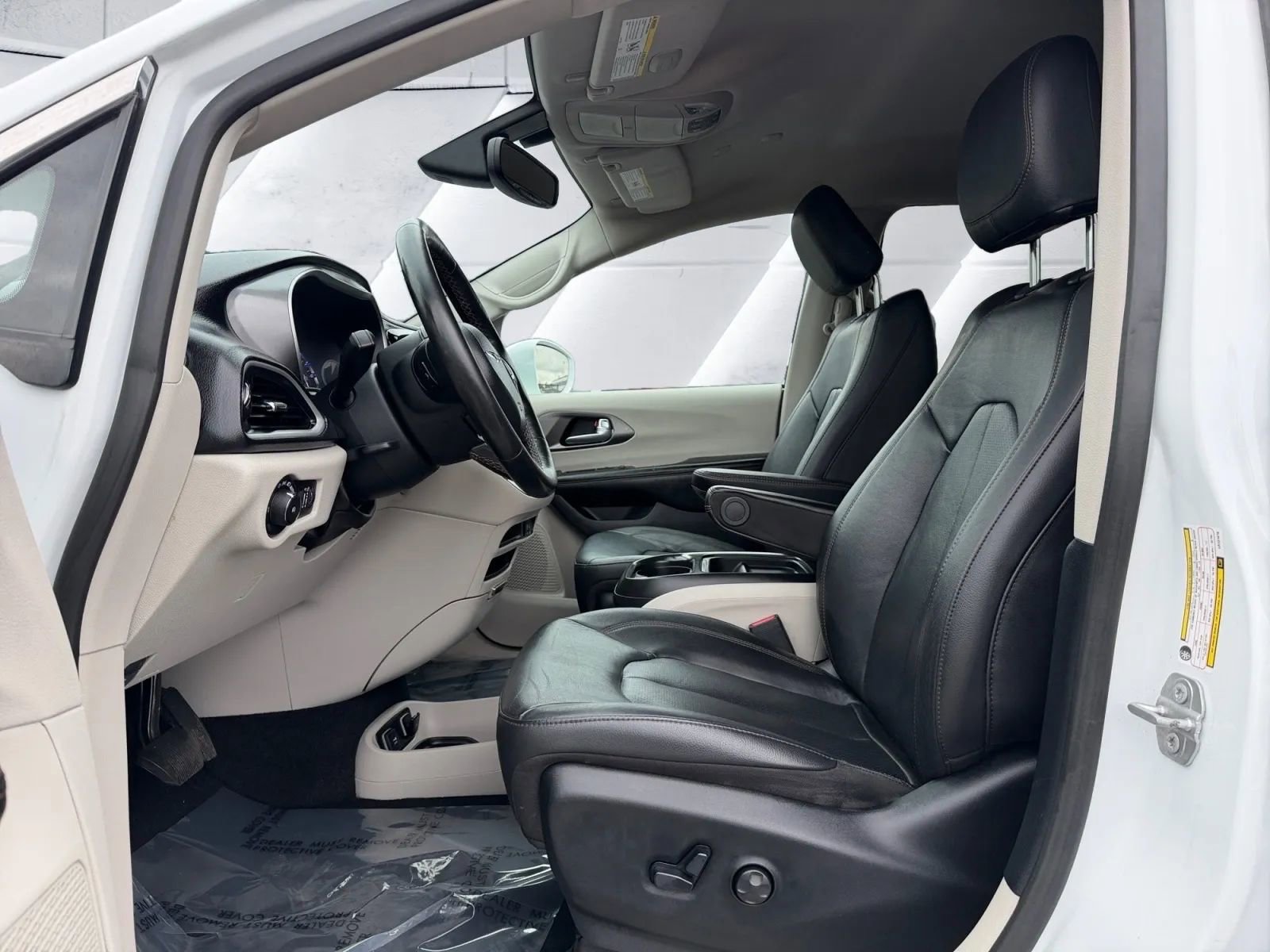 Used 2020 Chrysler Pacifica Touring-L image 9