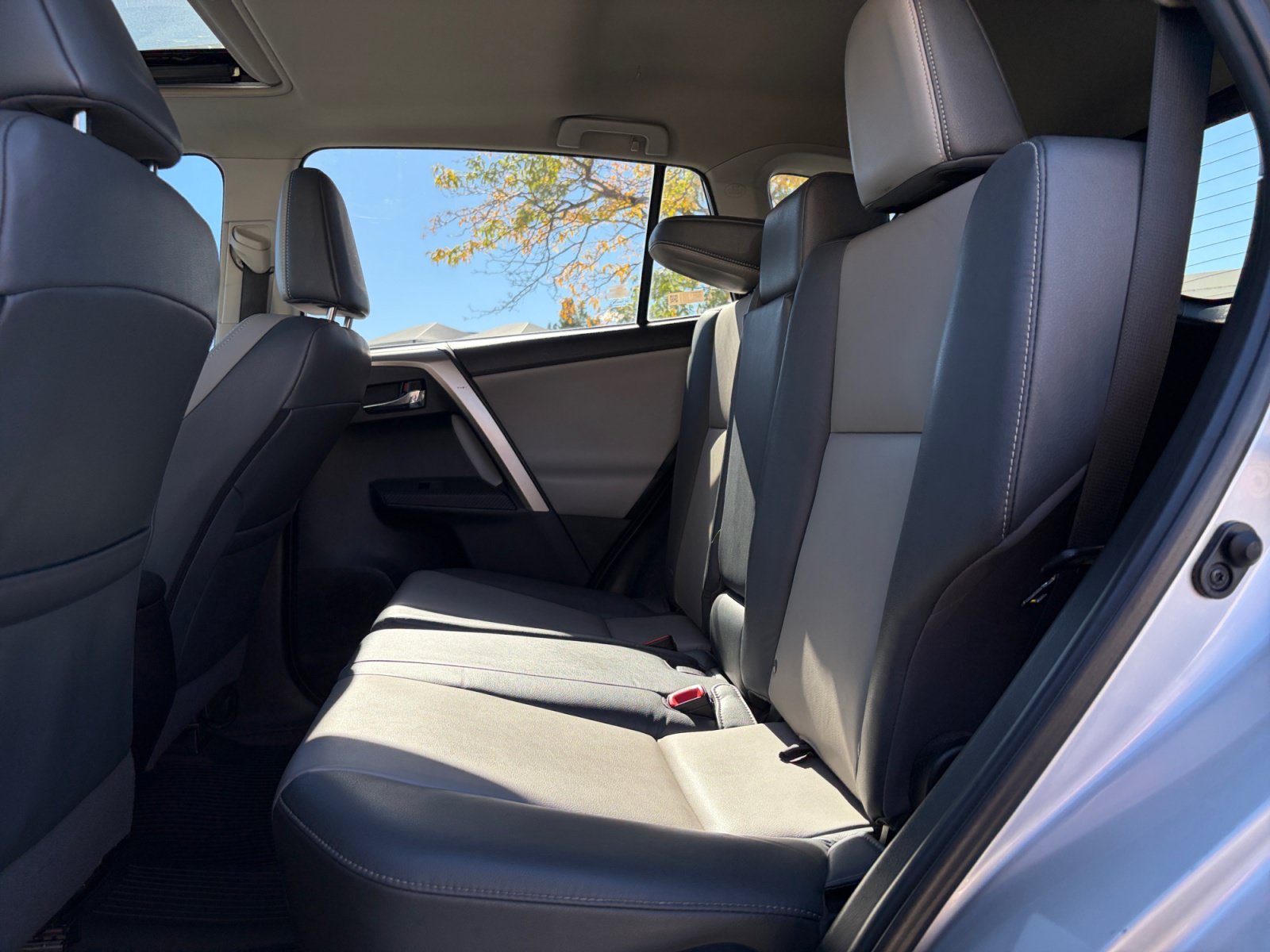 Used 2015 Toyota RAV4 Limited w/ Technology Package AWD/4WD image 29