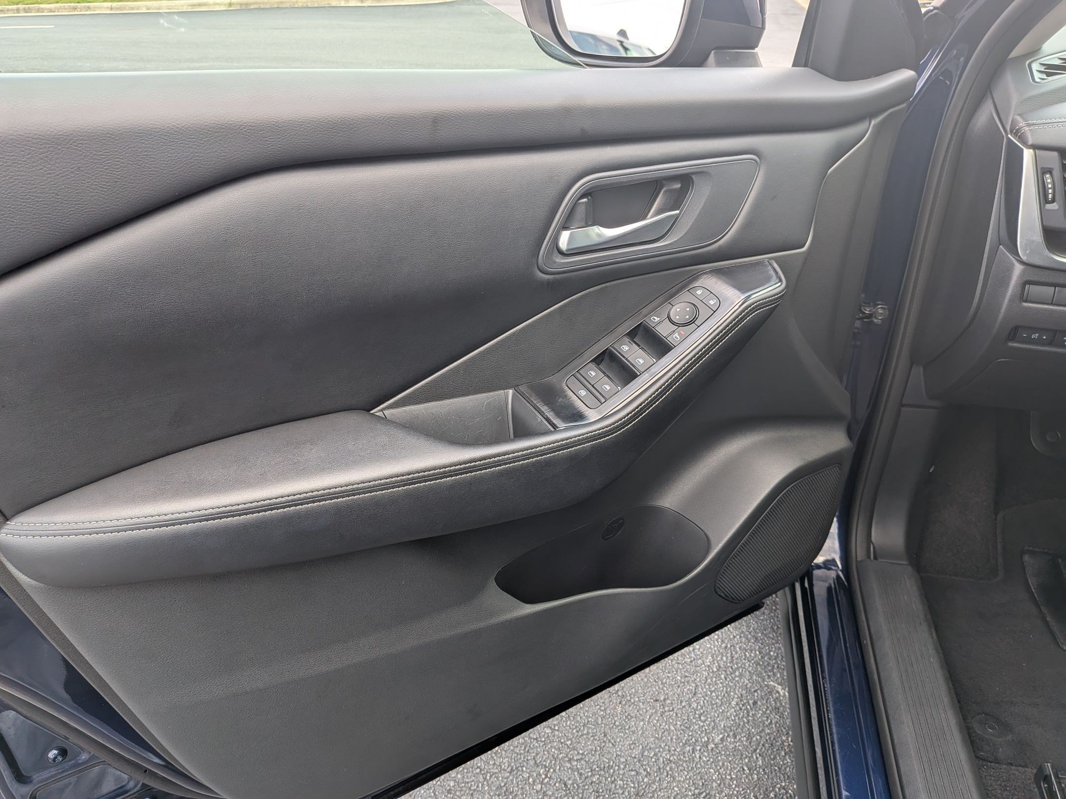 Used 2025 Nissan Rogue SV FWD image 10